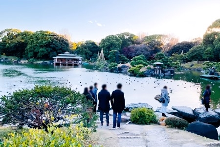 写真:庭園散策の様子