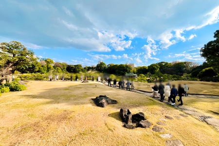 写真：庭園散策の様子