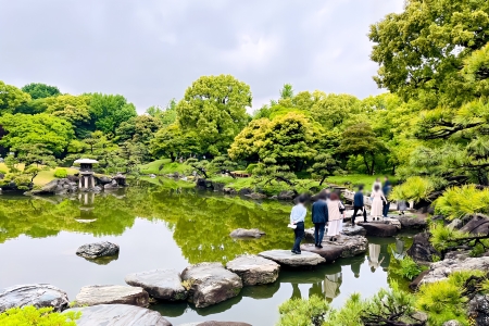 写真:庭園散策の様子