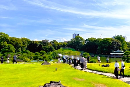写真:庭園散策の様子