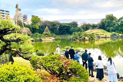 写真：庭園散策の様子
