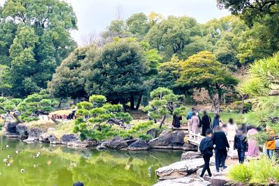写真:庭園散策の様子
